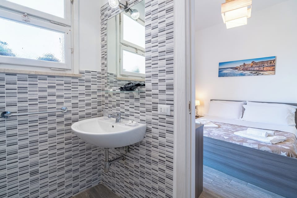 Double Room | Desk, free WiFi, bed sheets