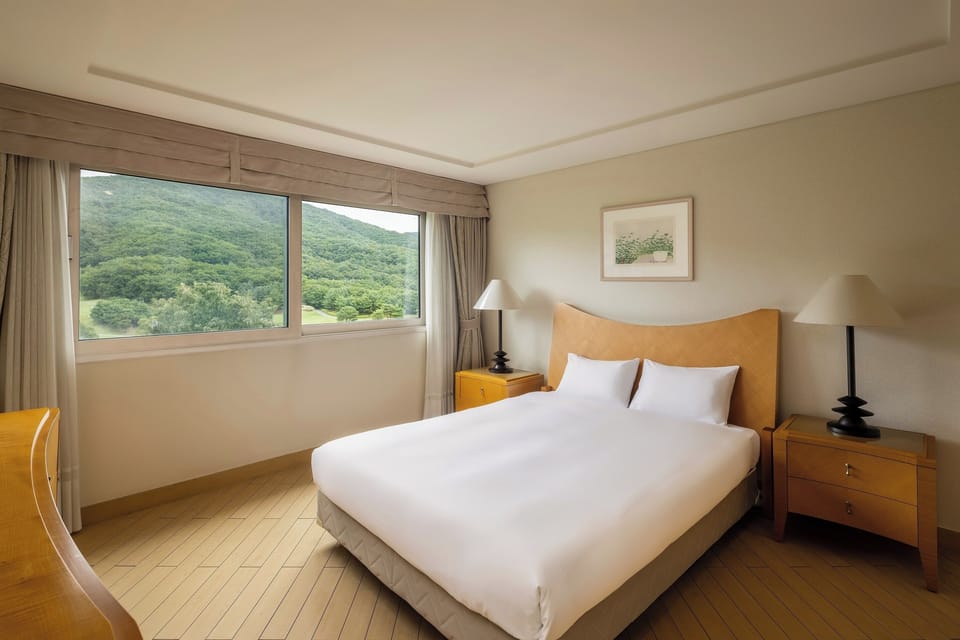 [Valley Village] 48 PY North | 1 bedroom, desk, blackout drapes, free WiFi