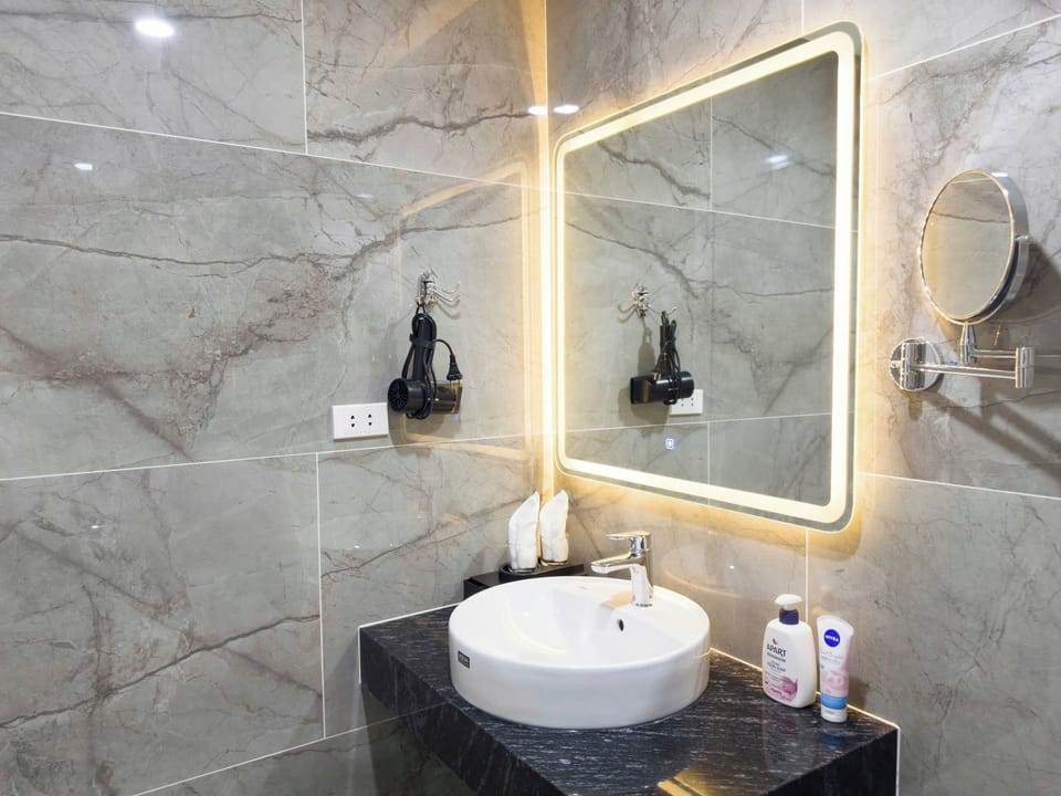 Junior Suite Room | Bathroom | Shower, rainfall showerhead, free toiletries, hair dryer