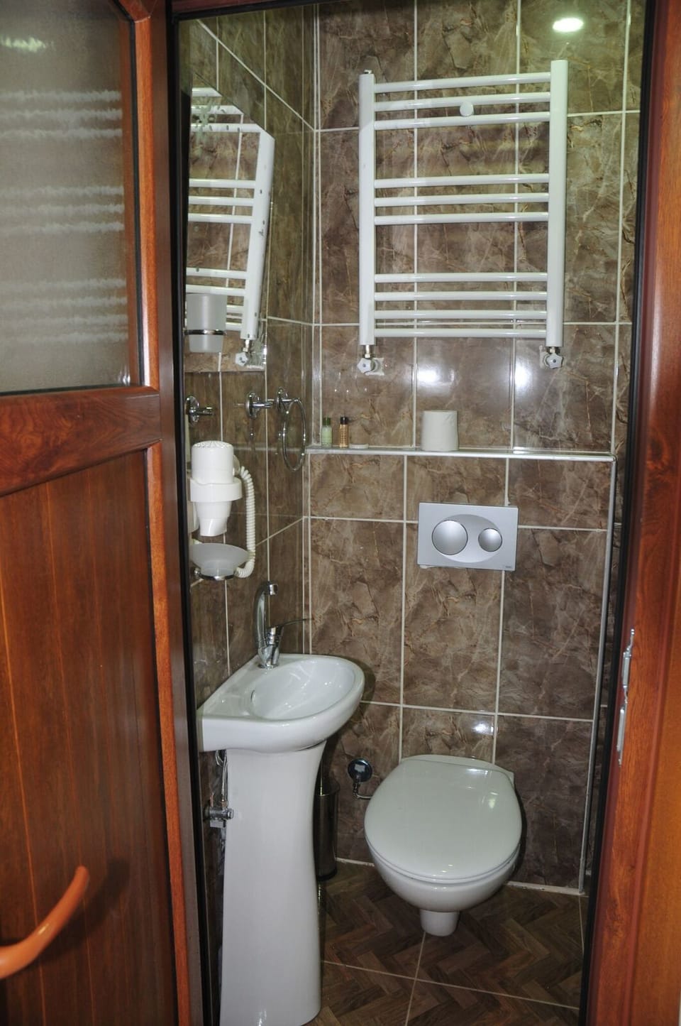 Economy Double Room | Bathroom | Shower, towels