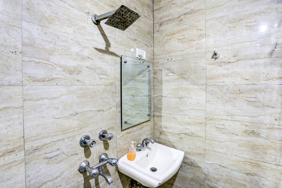 Shower, rainfall showerhead, free toiletries, towels