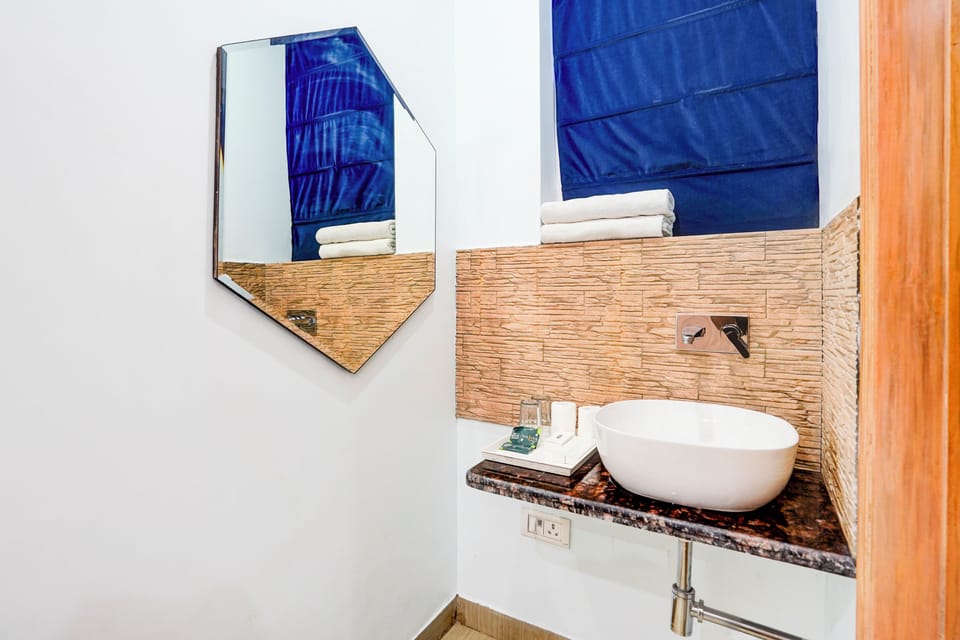Deluxe Double Room | Bathroom | Shower, rainfall showerhead, free toiletries, towels