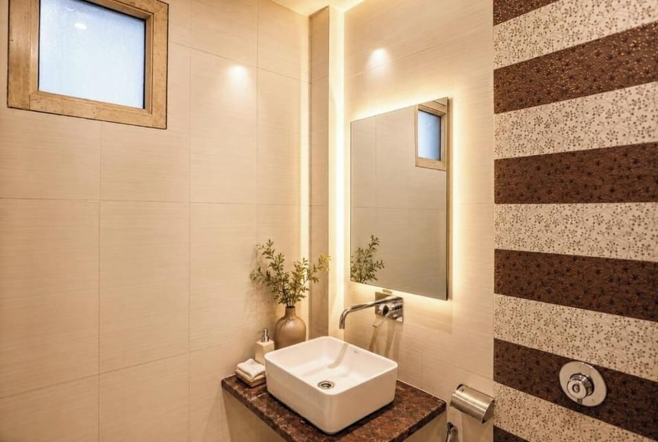 Shower, rainfall showerhead, free toiletries, towels