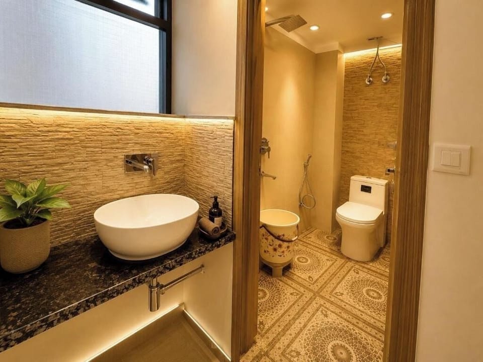 Deluxe Double Room | Bathroom | Shower, rainfall showerhead, free toiletries, towels