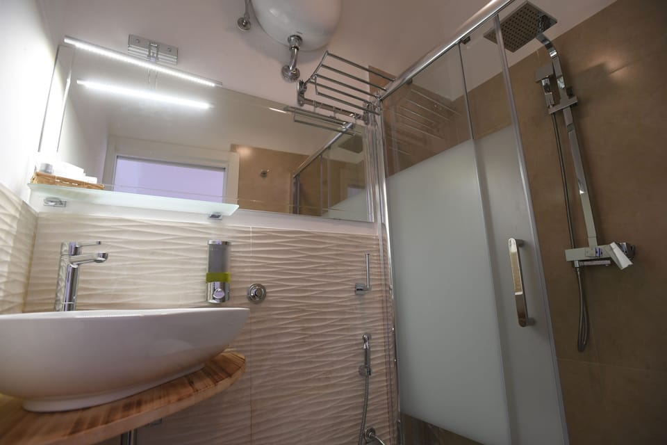 Double or Twin Room, Ensuite | Bathroom | Shower, rainfall showerhead, hair dryer, bidet