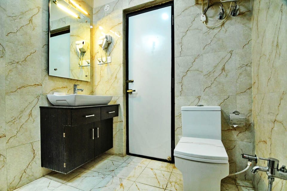 Club Room | Bathroom | Shower, free toiletries, hair dryer, slippers