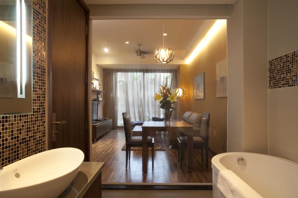 Combined shower/tub, jetted tub, free toiletries, hair dryer