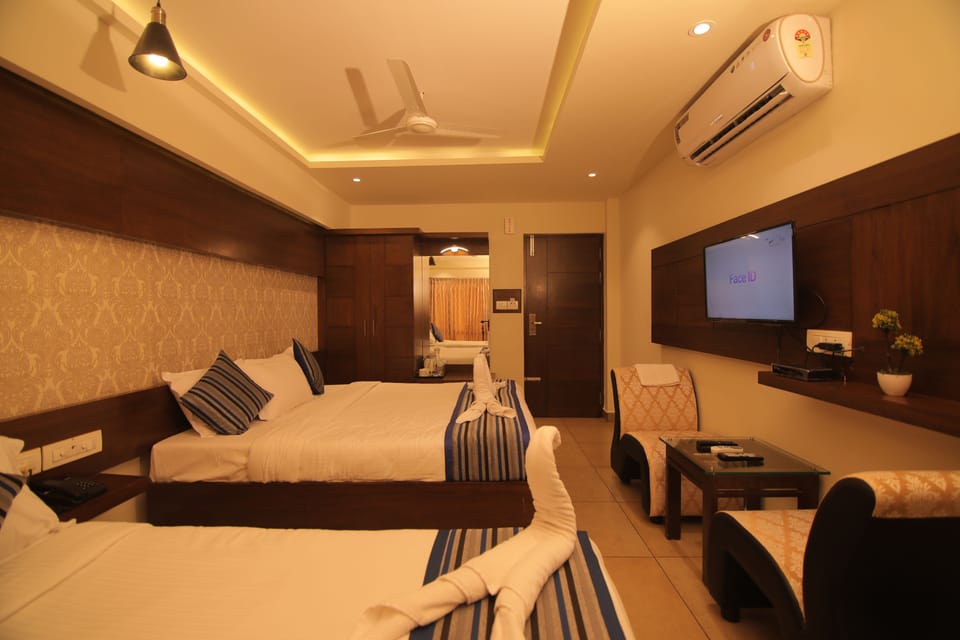 Canyon King | In-room safe, desk, free rollaway beds, free WiFi