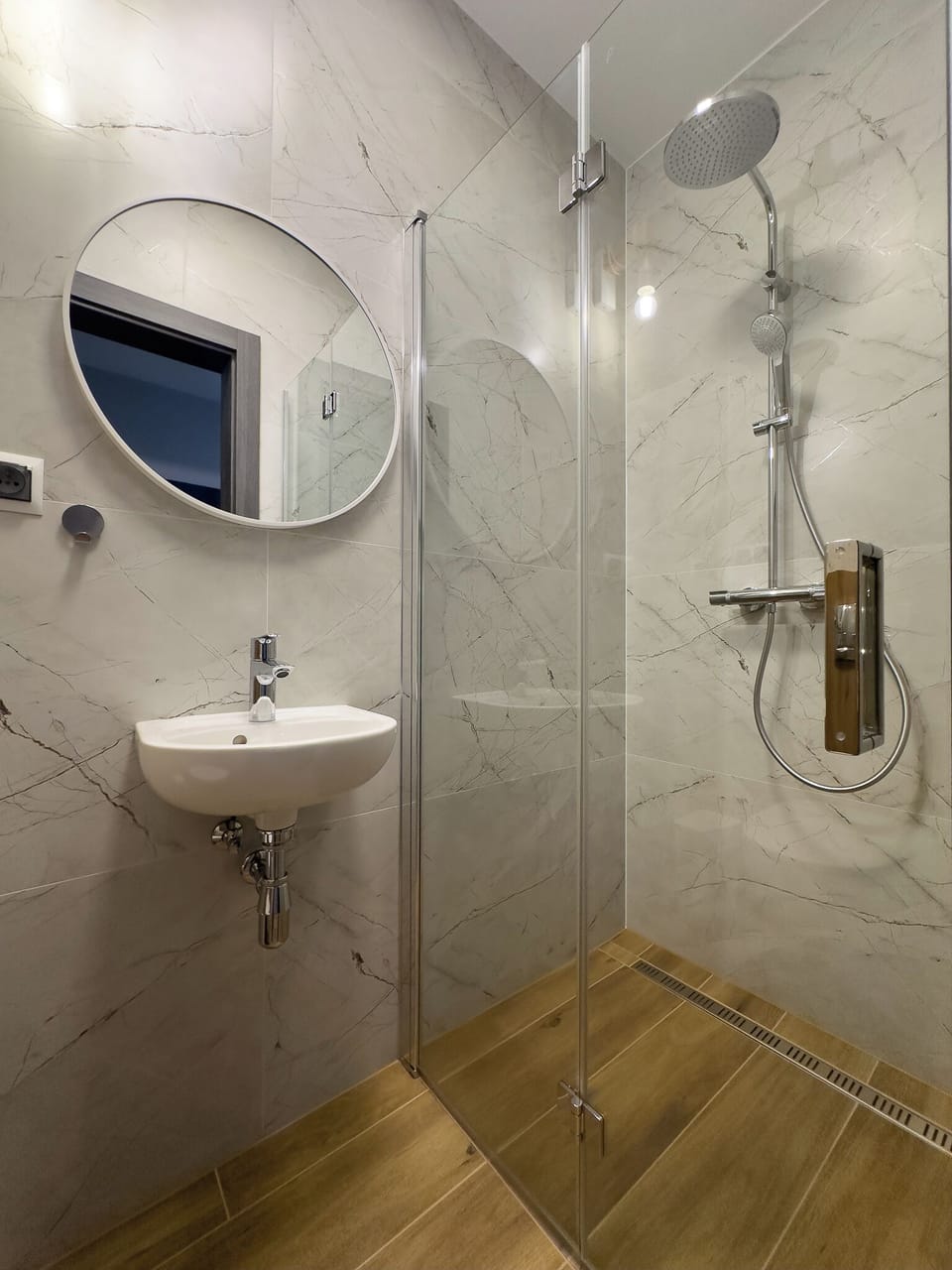Basic Triple Room (number 2) | Bathroom | Shower, hair dryer, towels