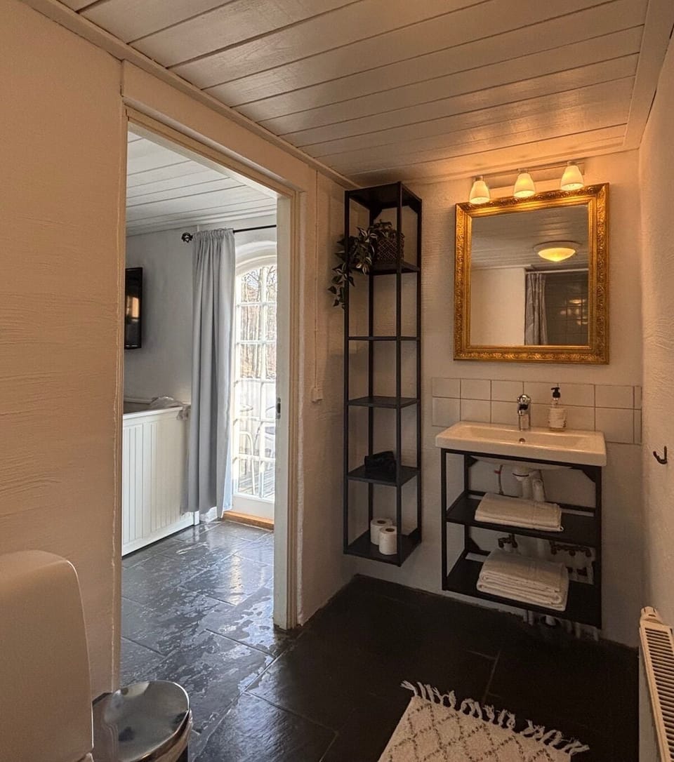 Standard Double Room | Bathroom | Shower, hair dryer, towels