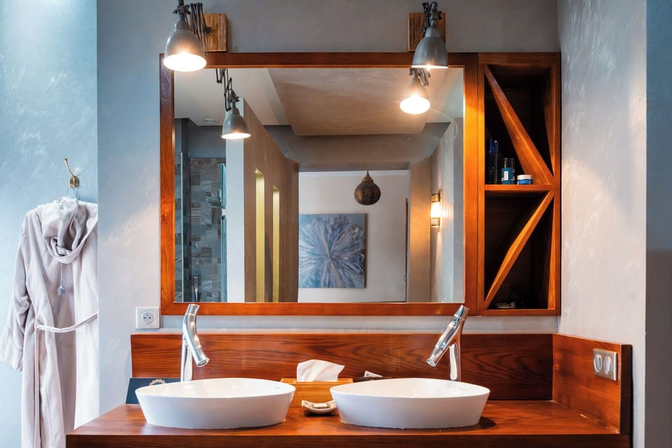 Suite | Bathroom | Shower, free toiletries, hair dryer, bathrobes