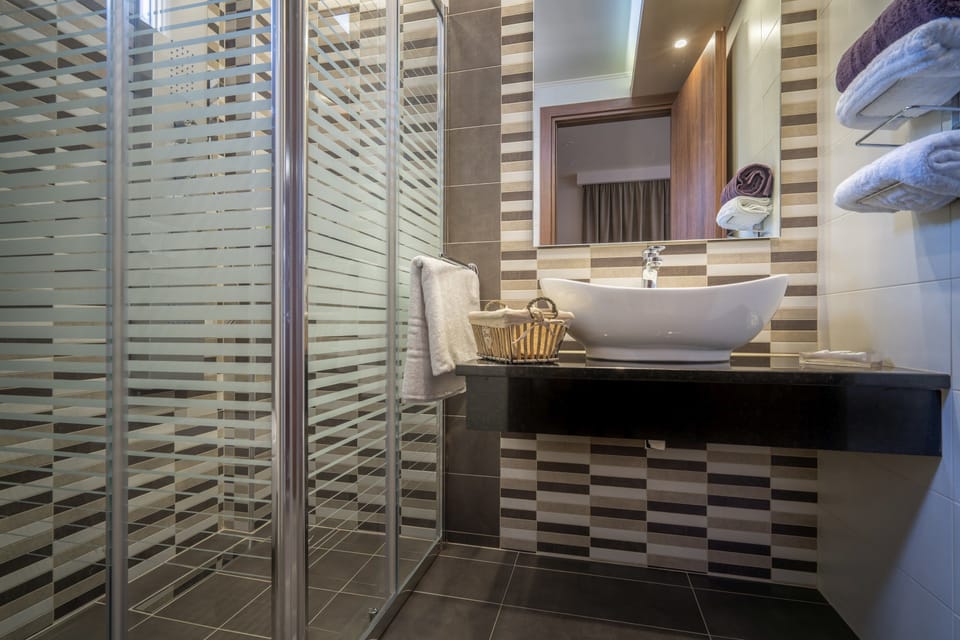 Superior Studio | Bathroom | Free toiletries, hair dryer, towels, soap