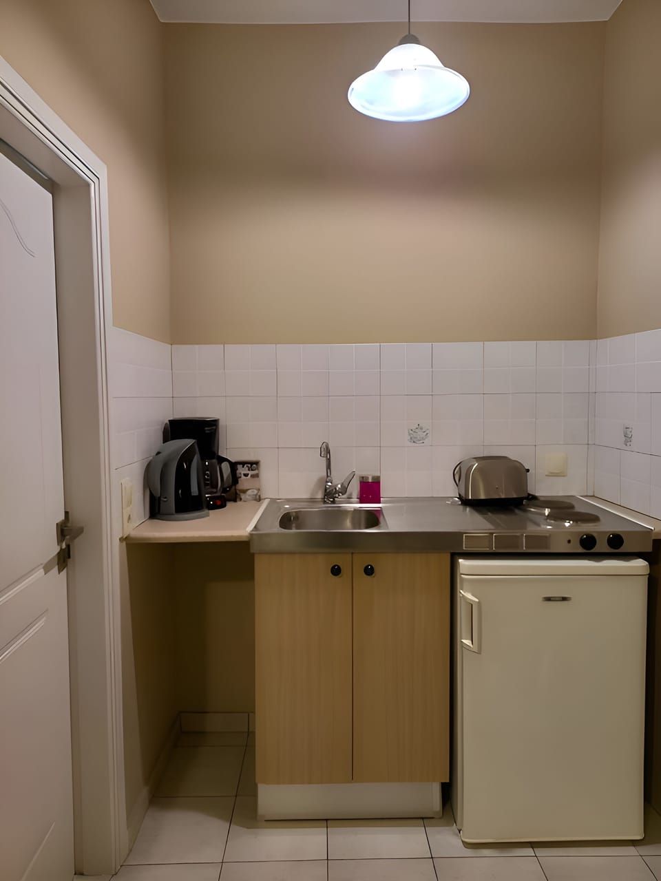 Standard Studio | Private kitchen | Fridge, stovetop, coffee/tea maker, electric kettle