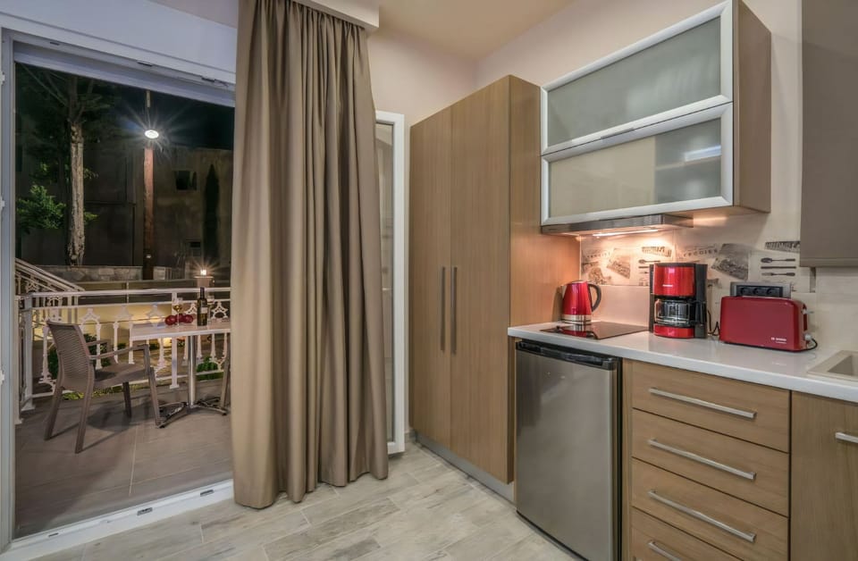 Superior Studio | In-room safe, desk, laptop workspace, blackout drapes