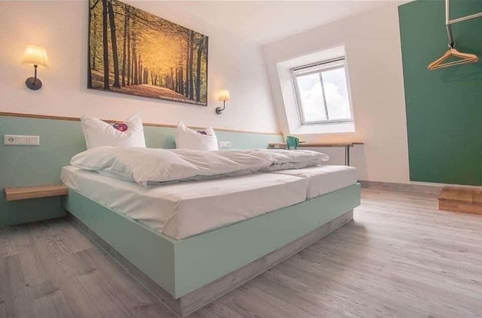 Desk, soundproofing, free WiFi, bed sheets