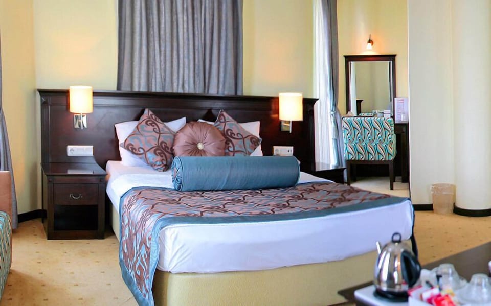 Suite | Minibar, desk, iron/ironing board, free cribs/infant beds