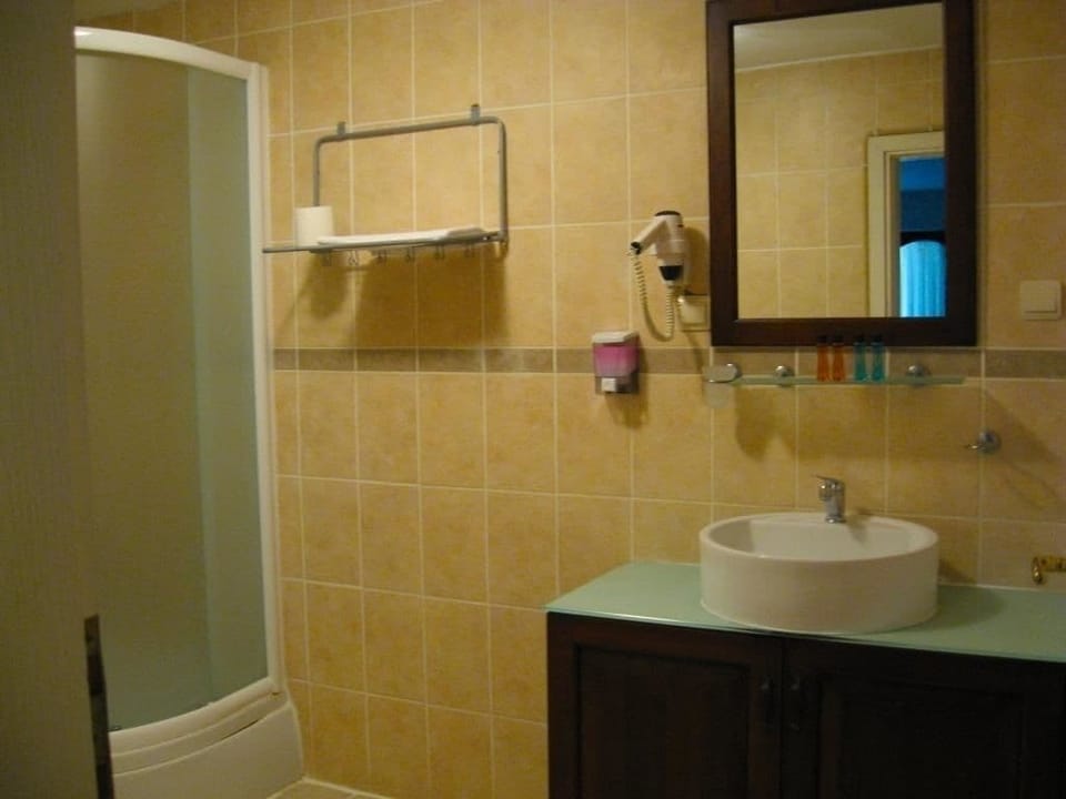 Family Room | Bathroom | Shower, free toiletries, hair dryer, slippers