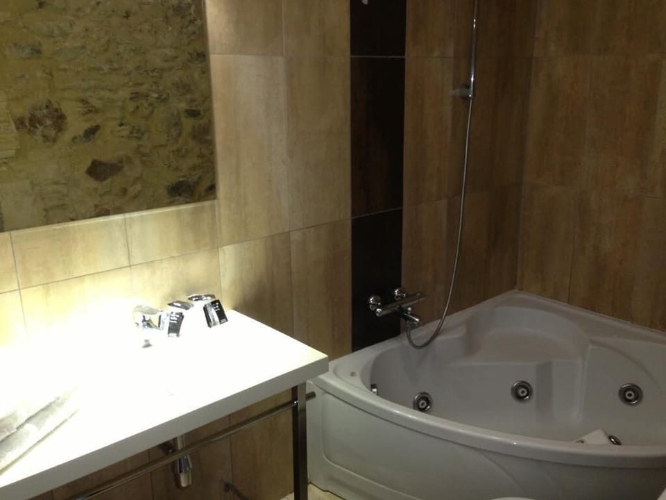 Double Room | Bathroom | Jetted tub, free toiletries, hair dryer, towels
