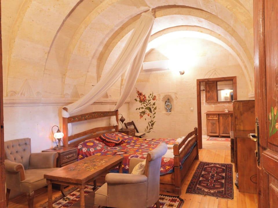 Honeymoon Suite, 1 King Bed, Bathtub | Premium bedding, in-room safe, individually decorated