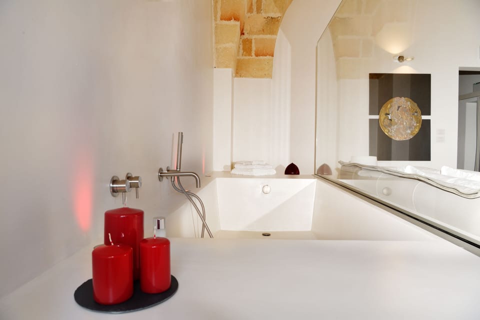 Deluxe Suite | Deep soaking bathtub