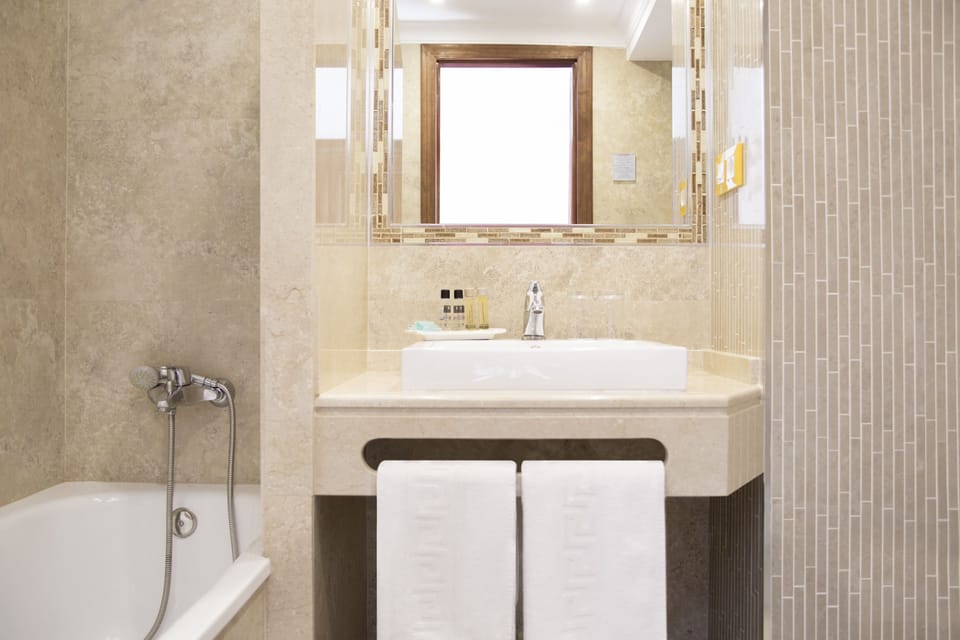 Superior Double Room, Terrace | Bathroom | Shower, free toiletries, hair dryer, bidet