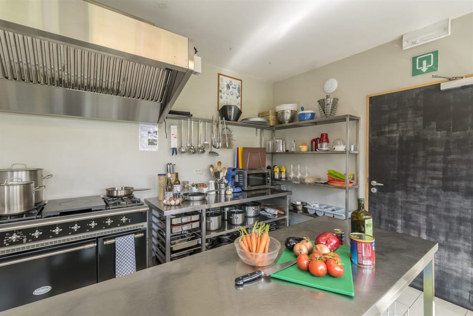 Family House, 5 Bedrooms | Private kitchen | Fridge, microwave, oven, stovetop