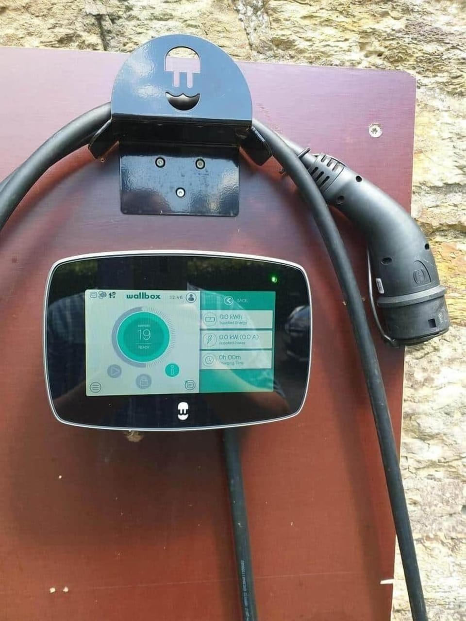 Electric vehicle charging station