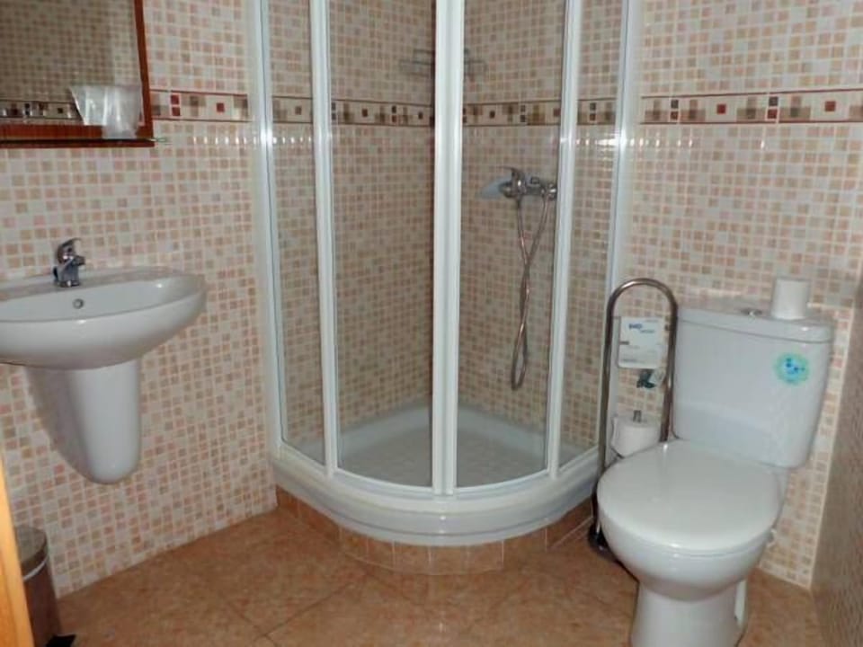 Single Room | Bathroom | Shower, free toiletries, hair dryer, towels