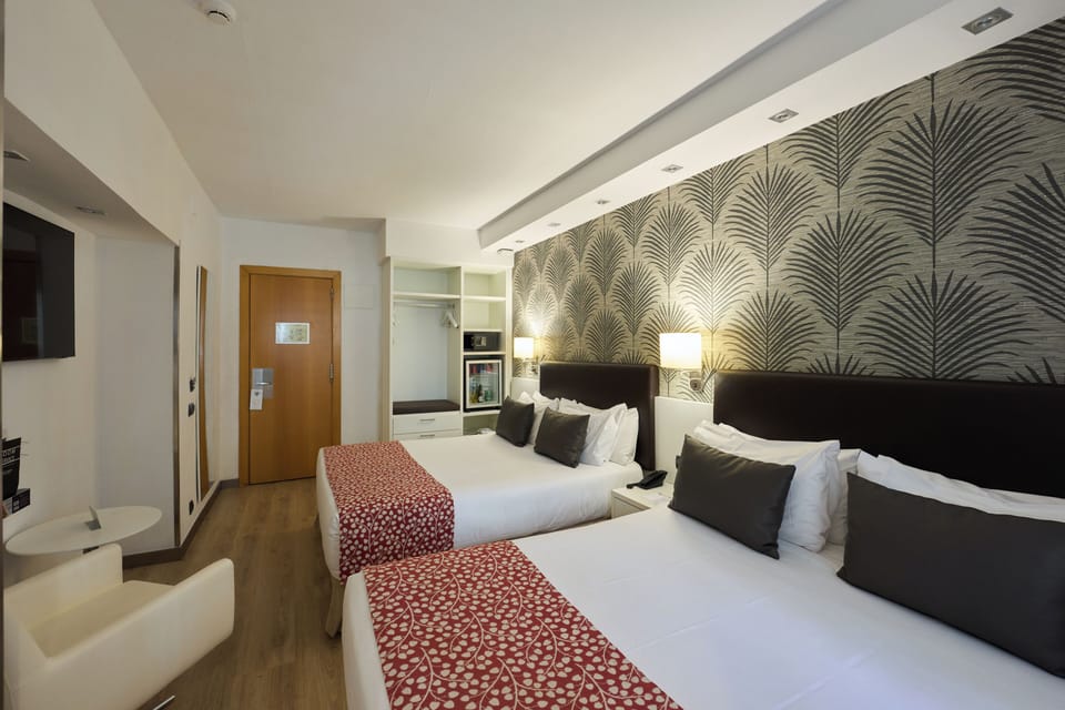 Triple Room | Minibar, in-room safe, desk, blackout drapes