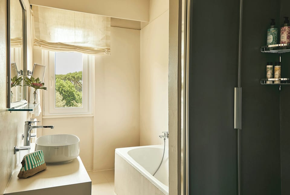 Classic Double Room | Bathroom | Hair dryer, bathrobes, slippers, bidet