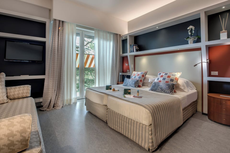 Family Room | Minibar, in-room safe, desk, soundproofing