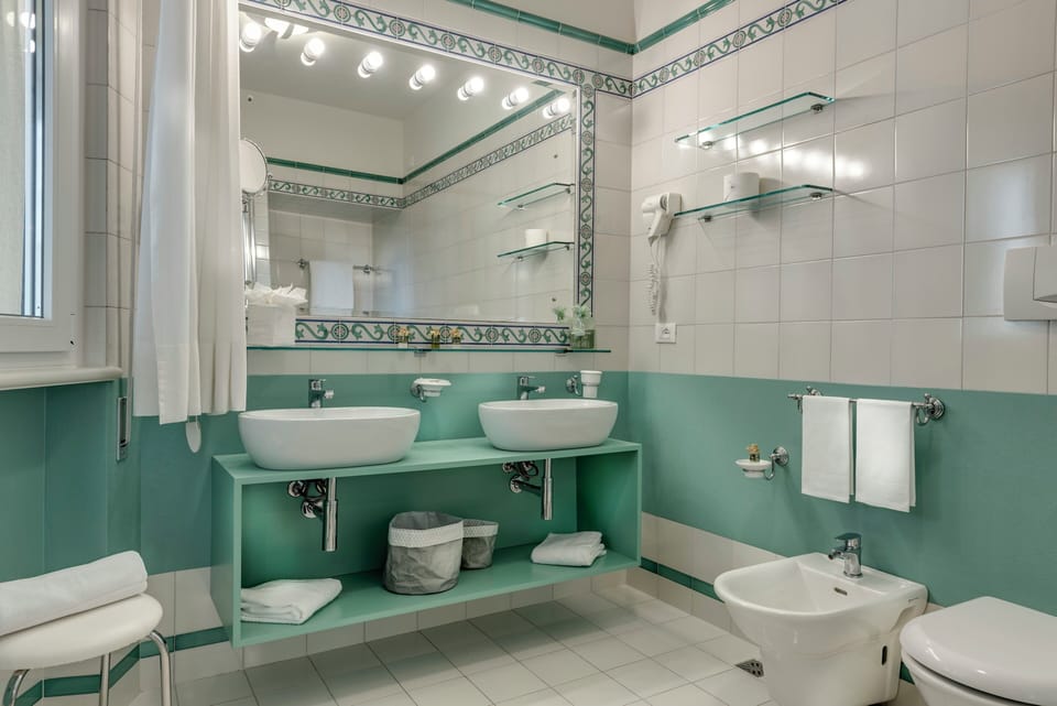 Deluxe Double Room | Bathroom | Hair dryer, bathrobes, slippers, bidet