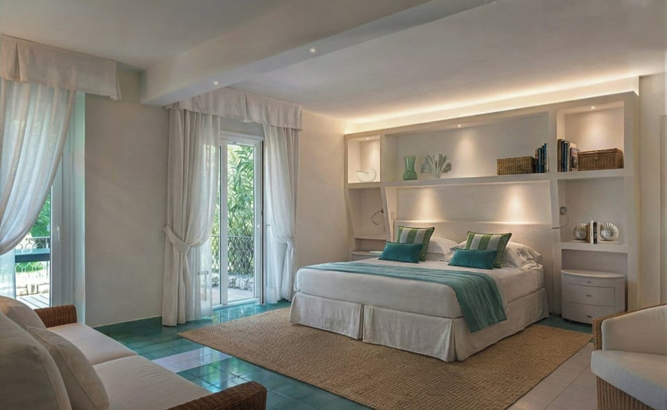 Royal Suite | Minibar, in-room safe, desk, soundproofing