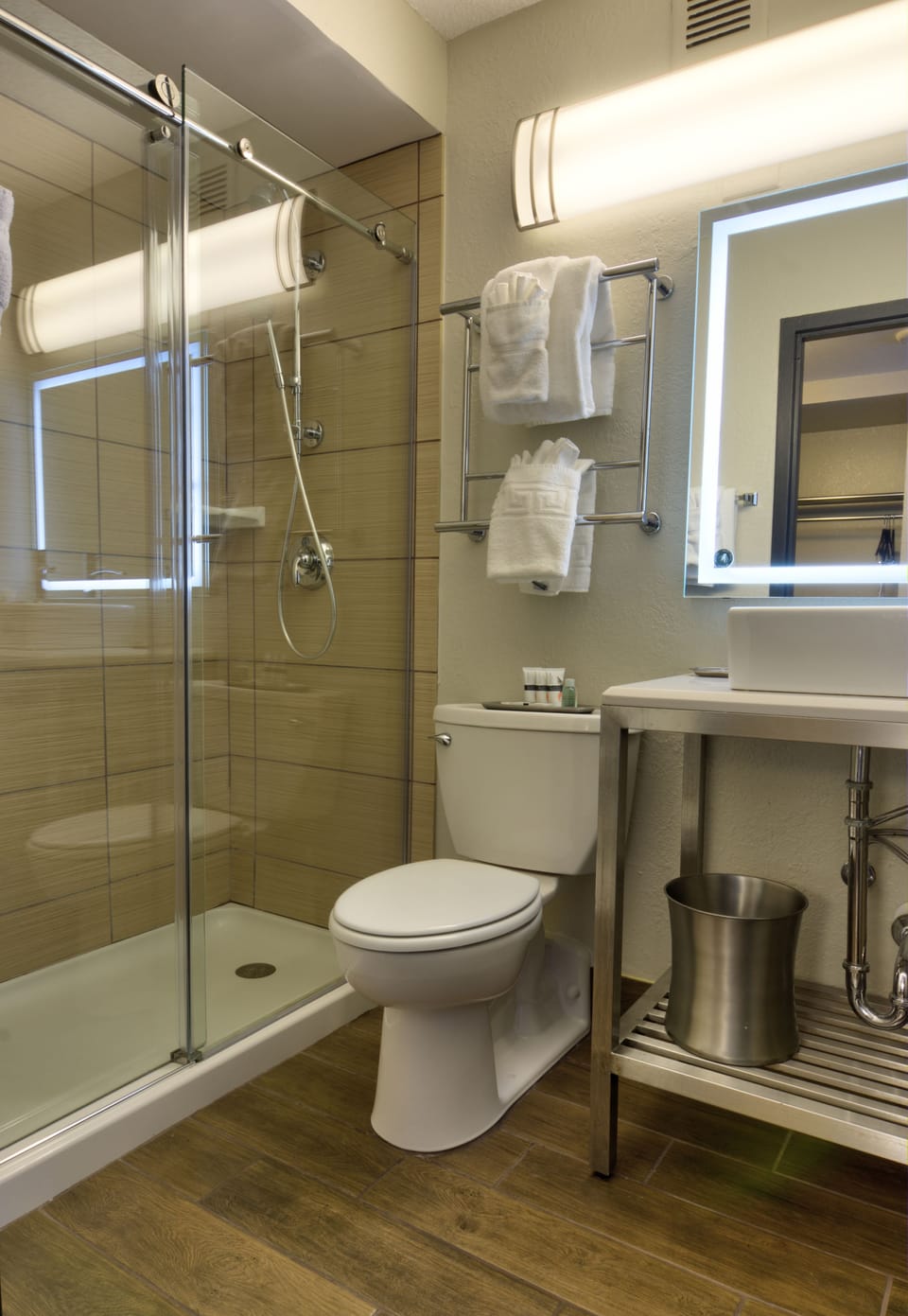Combined shower/tub, hair dryer, towels