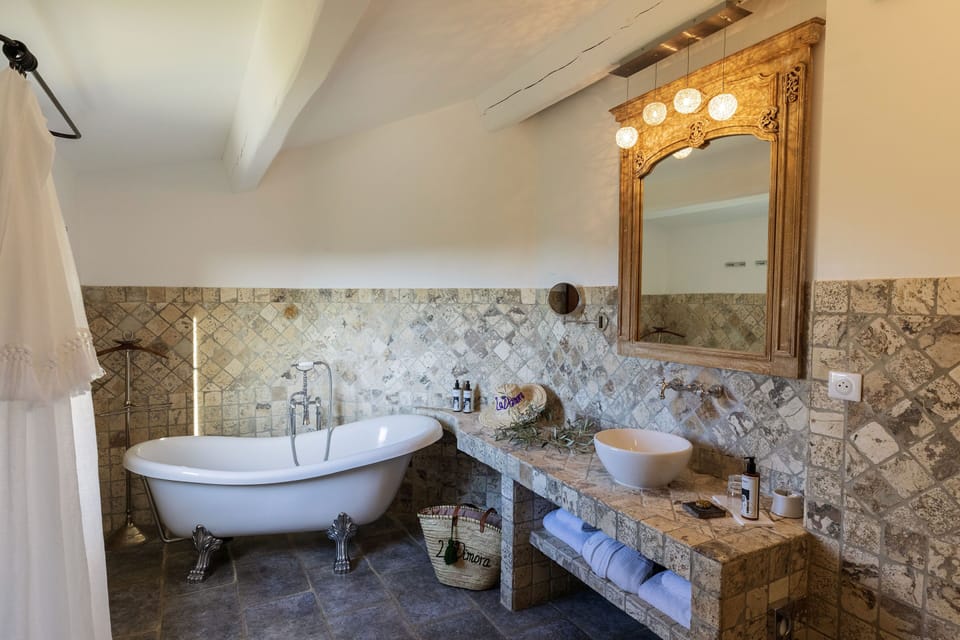 Luxury Room | Bathroom | Free toiletries, hair dryer, bathrobes, slippers