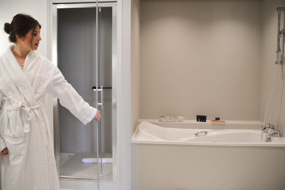 Family Suite Lake View - Spa Access Included | Bathroom | Combined shower/tub, free toiletries, hair dryer, slippers