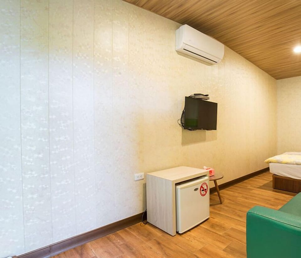Economy Double Room | Desk, blackout drapes, rollaway beds, free WiFi