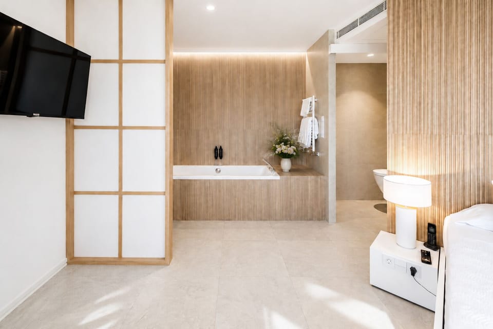 Deluxe Suite (Junior) | Bathroom | Shower, free toiletries, hair dryer, towels
