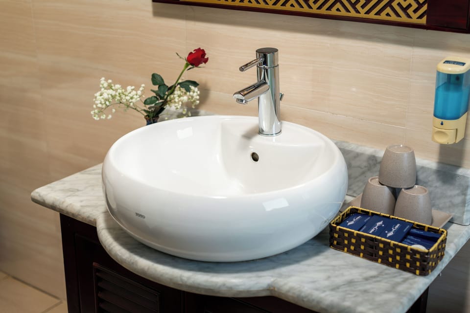 Shower, rainfall showerhead, free toiletries, hair dryer