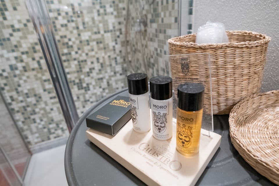 Family Suite, Multiple Beds | Bathroom | Shower, rainfall showerhead, free toiletries, hair dryer
