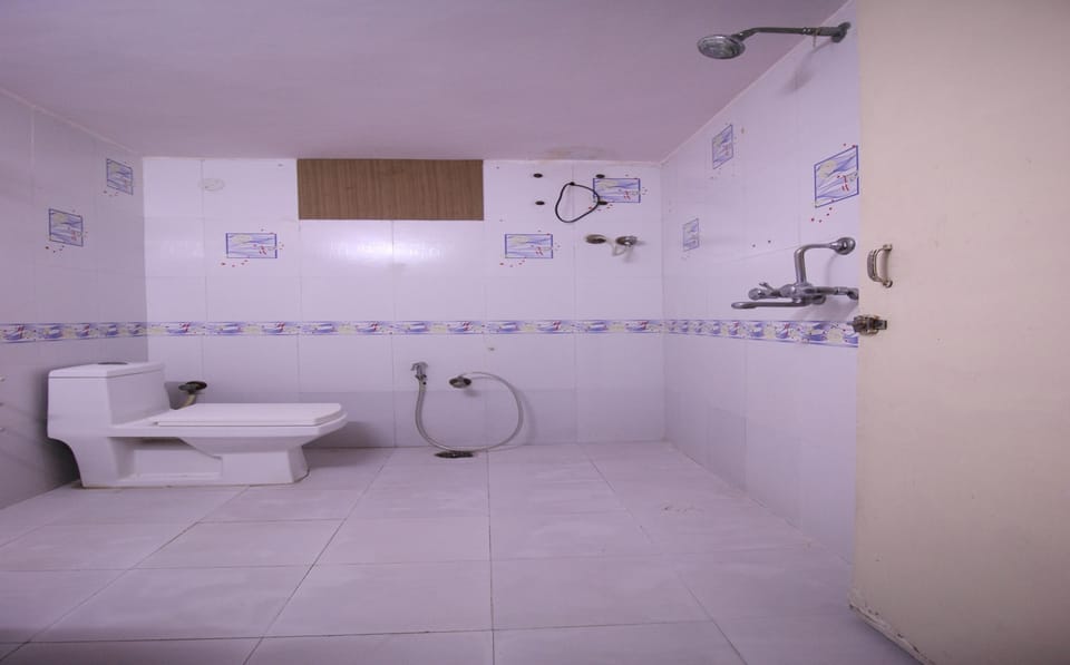 Standard Double or Twin Room, 1 Double Bed, Private Bathroom | Bathroom | Free toiletries, towels