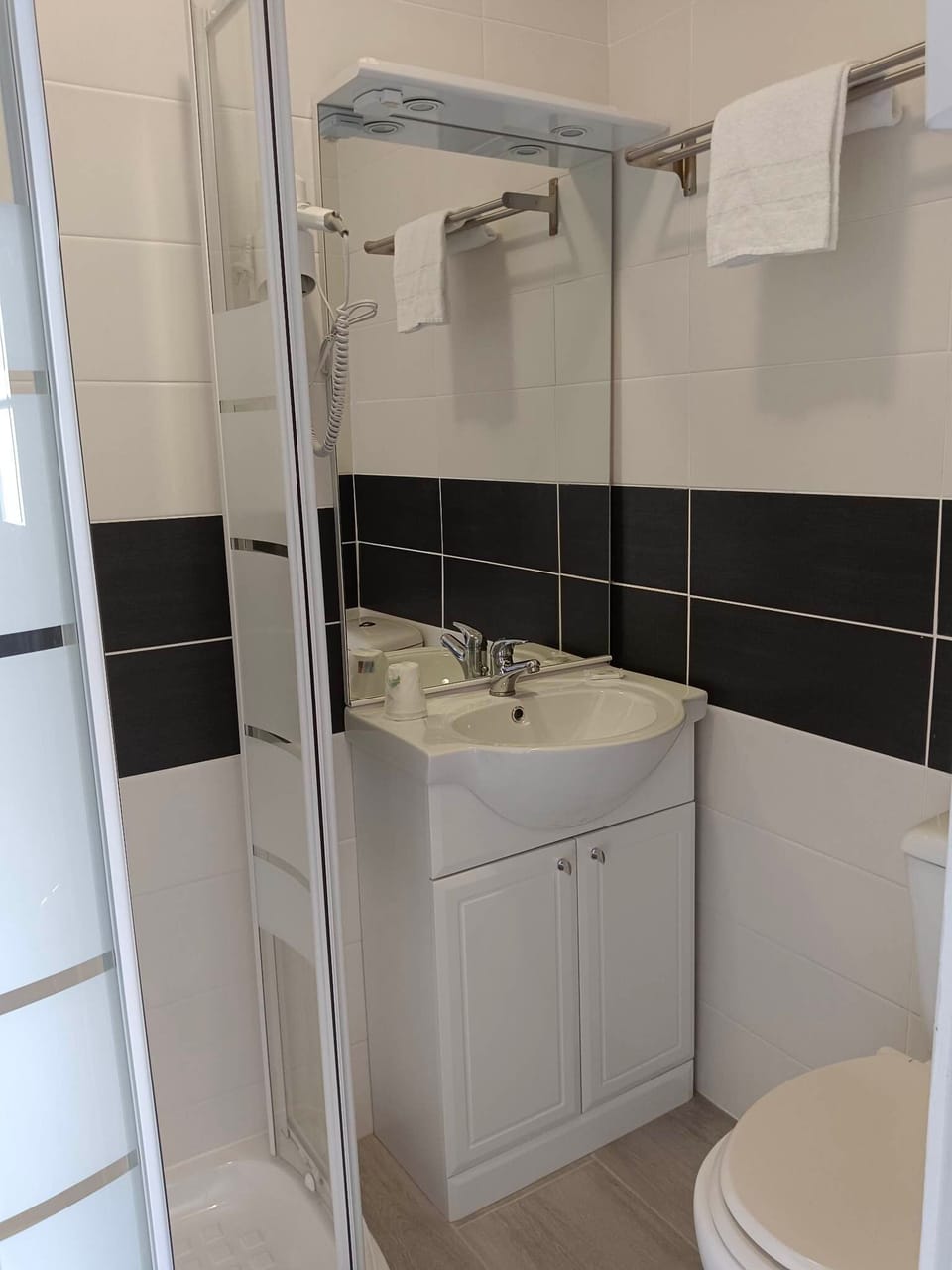Classic Double Room | Bathroom | Free toiletries, hair dryer, towels