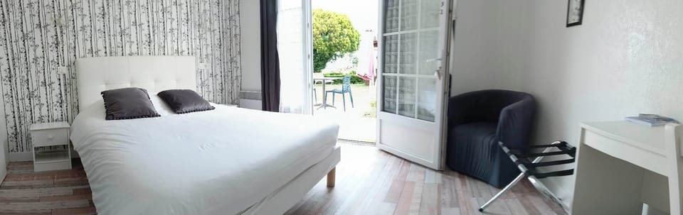 Classic Double Room | 1 bedroom, premium bedding, desk, blackout drapes