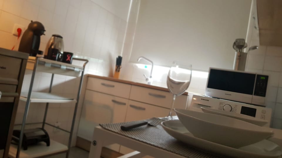 Apartment, 1 Bedroom (A) | Private kitchen | Full-size fridge, microwave, oven, stovetop