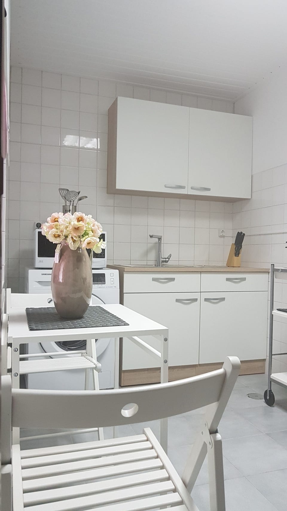 Apartment, 1 Bedroom (E) | Private kitchen | Full-size fridge, microwave, oven, stovetop