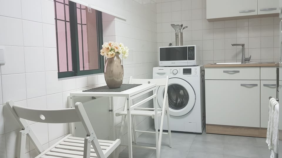 Apartment, 1 Bedroom (E) | Private kitchen | Full-size fridge, microwave, oven, stovetop