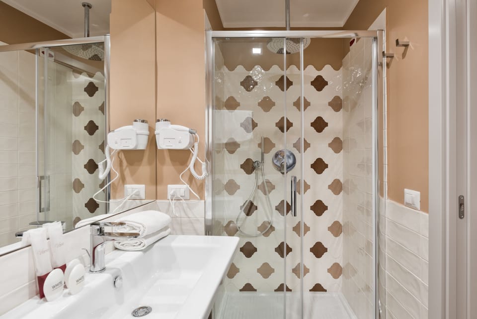 Shower, free toiletries, hair dryer, bidet