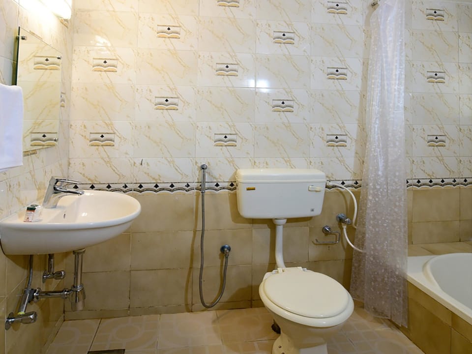 Deluxe Room | Bathroom | Rainfall showerhead, free toiletries, towels