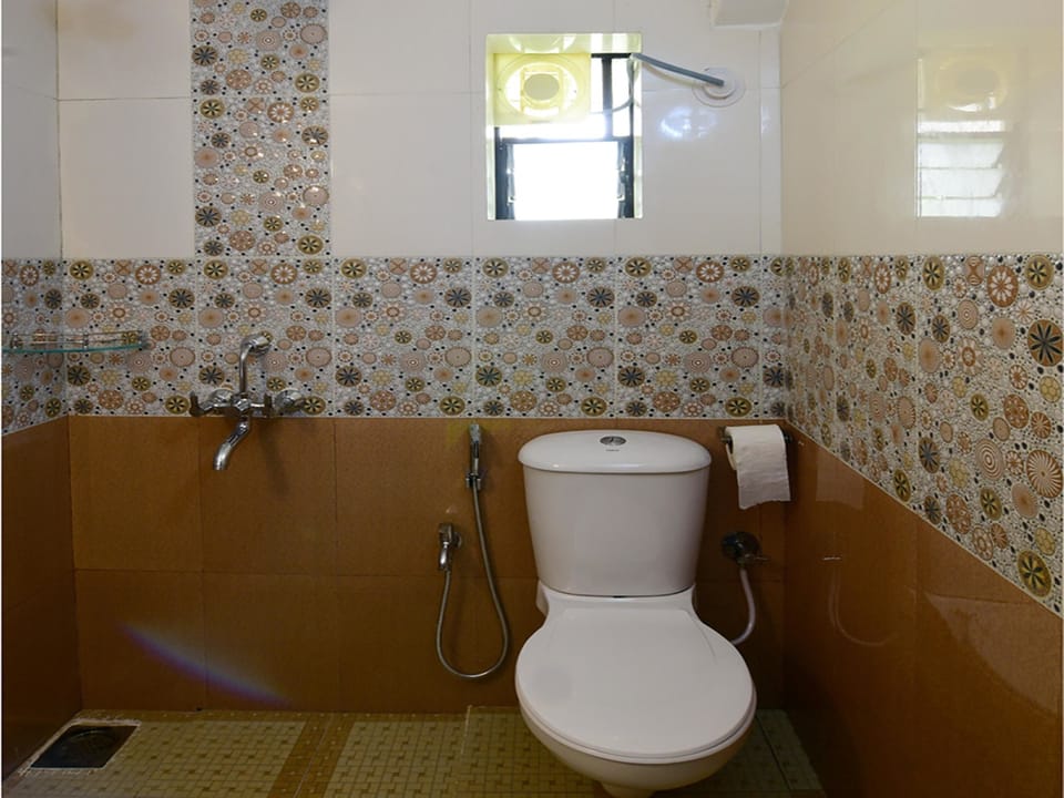 Double or Twin Room | Bathroom | Rainfall showerhead, free toiletries, towels