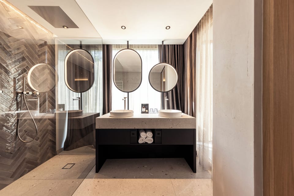 Design Quadruple Room | Bathroom | Hair dryer, bathrobes, slippers, bidet